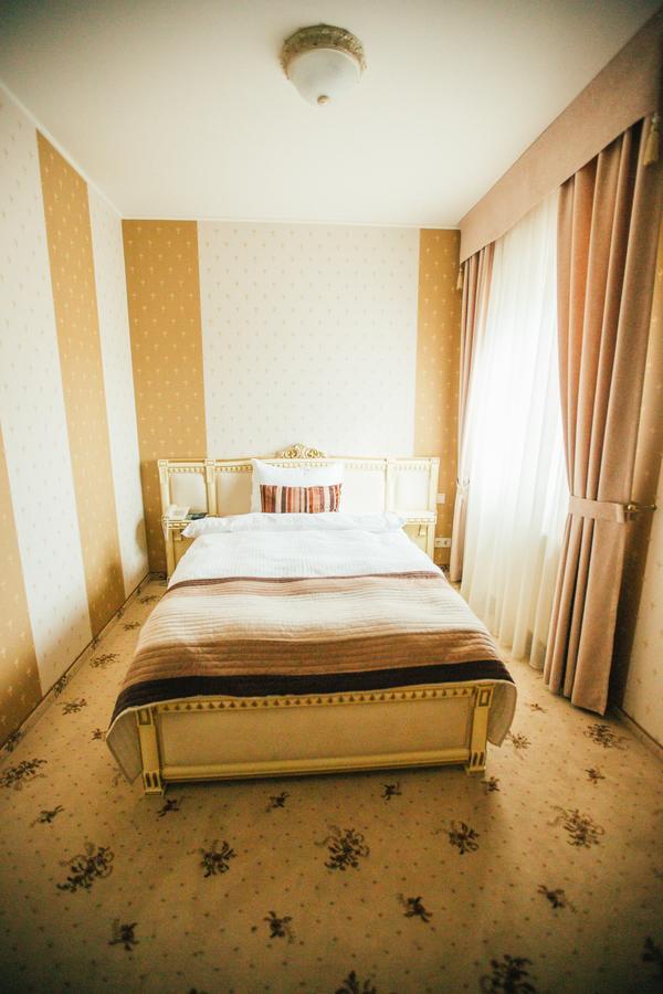 Prince Khoust Extérieur photo